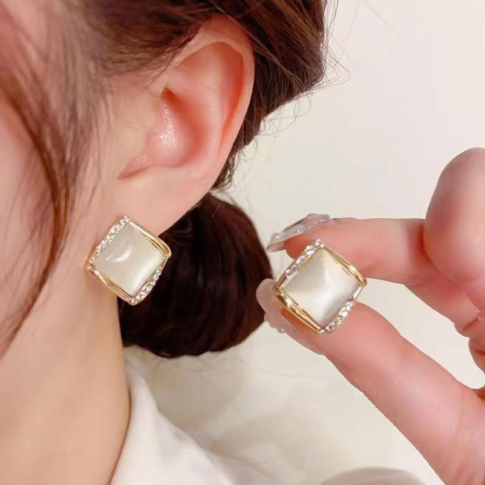 Diamond-studded diamond-shaped cat's eye stone 1.4cm earrings with silver pins